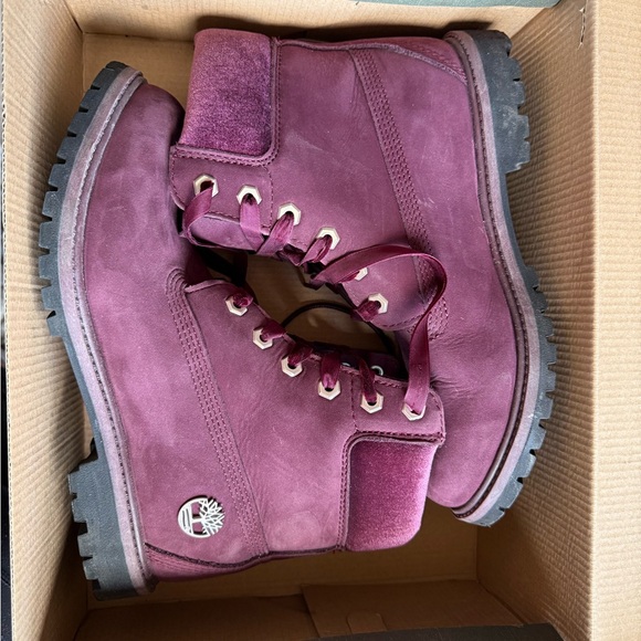 Women’s Burgundy velvet Timberland boots. - Picture 5 of 11
